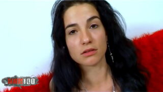 Garganta profunda, follada, doble penetración &#8211; chica morena de tetas pequeñas recibiendo follada anal