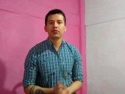 Barbero le da sexo oral a un cliente en su salon. Se come la leche de su gran polla- Relato sexual