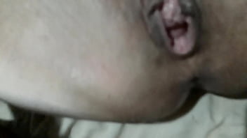Gostosa entra na vara e geme gostoso no pau do amante