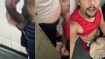 SEXO COM VENDEDOR DA LOJA DE SAPATOS NO BANHEIRO DO SHOPPING