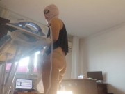 Femme amateur faisant le ménage nue. Latine à la chatte poilue et au gros cul.