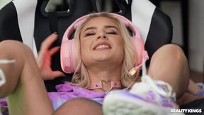 RoommatesTightSnatch69 Gamer blonde receives oral sex and gives head - Jessie Saint