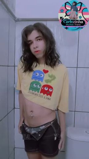 Mãozinha delicada esticando a calcinha vermelha pra mostrar minha pica linda  dura  Carla n
