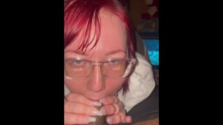 Point de vue d'une MILF PAWG amateur OnlyFans suçant une bite