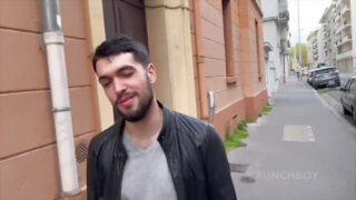 Hartgesottene französische Kerle treiben es ohne Kondom: behaarte Schwänze, tiefe Blowjobs und explosive Samenergüsse