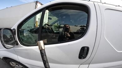 Her Domina tears apart servile Amazon Prime fan on parkplatz