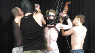 مجموعة من الرجال المثليين مفتولي العضلات، مقيدين، خاضعين لسيطرة جماعية، يمارسون الجنس بدون واقٍ في جلسة سادية مازوشية مكثفة.