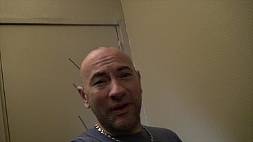 beau mec musclé donne son cul en jockstrap sans capotes