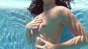 ”Jessica Lincoln gets lustful & naked in the pool”