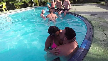 Morena rabuda de bundão provoca o corno na piscina e chama 8 machos pra o gang-bang uma hora de suruba.