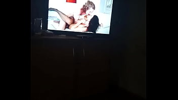 una buena deslechada mientras miramos porno con mi sirvienta hasta que me saca semen