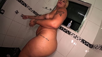 Virou festa no chuveiro com as baianas rabudas na casa