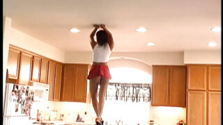 Amateur Aziatische MILF met een strakke kut geeft een slordige pijpbeurt en vingeren voordat ze anaal wordt gepenetreerd en in haar mond klaarkomt.