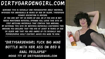 Dirtygardengirl fuck big bottle with her ass on bed &amp_ anal prolapse