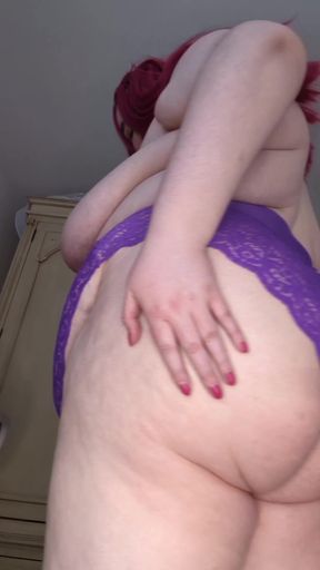 Big-booty babe shows off her juicy butt