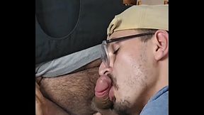 Ofereci uma grana ao entregador de &aacute_gua hetero que acabou de virar pai para deixau mama no final ele ainda quis me comer!!!