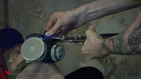 Nicky deepthroat Denk in gasmask