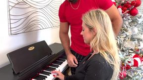 miss alice wild voulait se mettre au piano, mais...