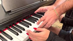miss alice wild voulait se mettre au piano, mais...