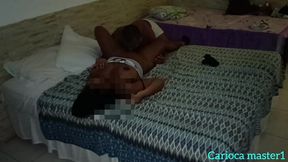 comendo mulher do amigo na cama dele no escuro