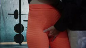 &quot;Branquinha de Leite&quot; sucks a friend&#039;s dick at the gym reception until he comes in her mouth.