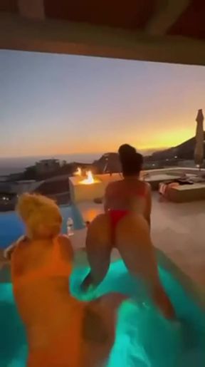 Twerking celebrity Iggy Azalea shows off her famous booty