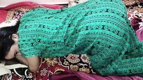 Soyi hui naukrani ko paise dekar malik ne pel diya