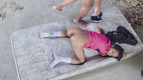 transei com a sapatao no colchao no terraco de casa