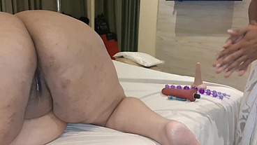 Destruindo o cu e a buceta da sbbw com brinquedos,consolo e meu piru.