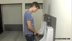 Le miro su verga en el ba&ntilde_o y por eso se lo garcha - jae landen