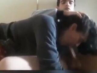 Siempre que viene la pongo a mamar hasta sacarme la leche