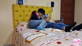 Ver Netflix y relajarte con tu mejor amiga esta bien pero follarlle el co&ntilde_o es mejor