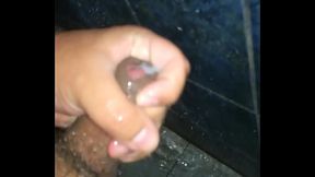 Mi semen salpica !!! Deja tu comentario !!!