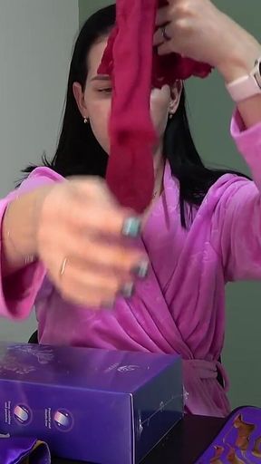 Anna Unpacks and Reviews Gifts From Joyhub