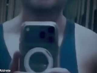 Los amigos de este heterosexual han descubierto que es prostituto homosexual... todo un problema para su supuesta masculinidad