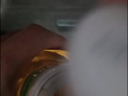 将澄清的尿在地铁站为你保存