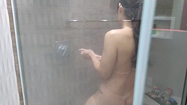 Raquel nos Bastidores - fazendo bronzeamento, tomando banho, fazendo xixi e gozada na buceta
