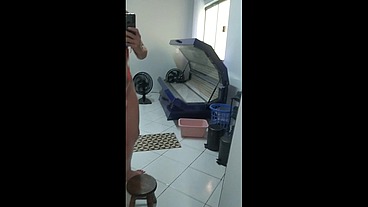 Raquel nos Bastidores - fazendo bronzeamento, tomando banho, fazendo xixi e gozada na buceta