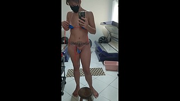 Raquel nos Bastidores - fazendo bronzeamento, tomando banho, fazendo xixi e gozada na buceta