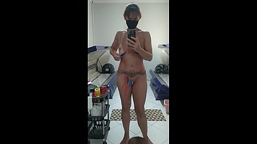 Raquel nos Bastidores - fazendo bronzeamento, tomando banho, fazendo xixi e gozada na buceta