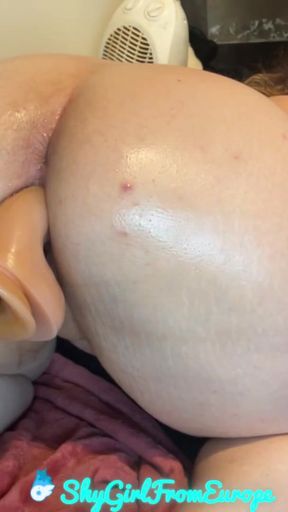 HUGE SQUIRT FROM A EUROPEAN BRUNETTE WOAMAN !LEGS ARE SHAKING AND SHE IS SO HORNY FOR COCKS!   Clip 1