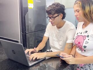 I train my little stepsister how to play with my computer during the time that making her feel my massive penis.
