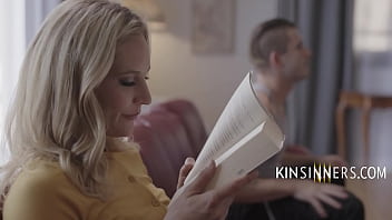 Step Mom&#039_s Obsession With Erotic Novels - Mona Wales