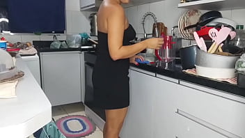 Dona de casa sendo surpreendida na cozinha e dando cu ali mesmo sendo enrrabada na pia da cozinha