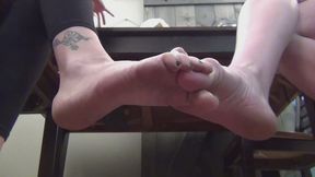 Riley And Mandy's Toe War!