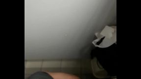 Me la chupan en ba&ntilde_o publico glory hole