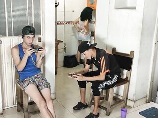 Me Follo A La Novia Zorra De Mi Amigo Mientras El Juega En El Telefono