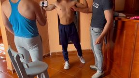 una sesion de fotos al twink heterosexual del gym. se quedo en pelotas y le vimos el pito y culo sabroso