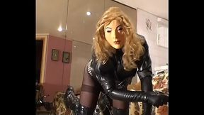 Roxina2005YummiGirlInHighBoots241105Xl.WMV