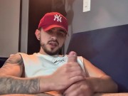 joven con pene enorme saca una gran explosión de semen